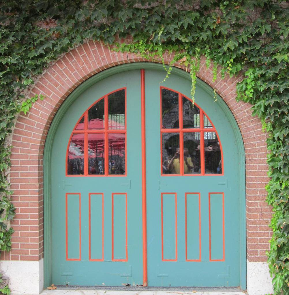 puerta restaurada pintada de verde