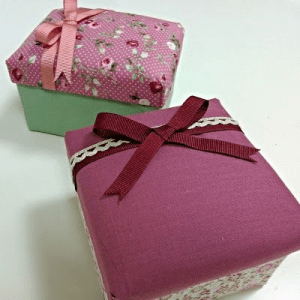 cajas de cartón decoradas con tela